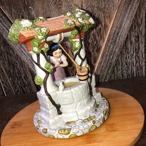 Vintage Disney Snow White Musical Figurine- 6” high- plays “I’m Wishing”